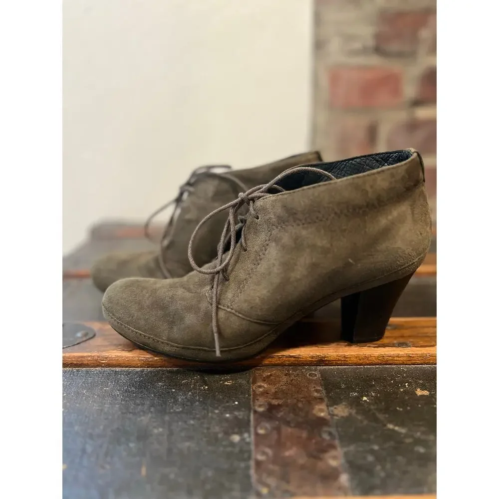 Clarks Artisan Olive Suede Lace Up Block Heel Ankle Boots Women’s 7.5
